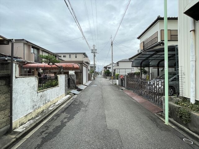 幅員約4.5mの前面道路です。普通車が1台通れる幅となります。大型車の通行が少ないので、振動や騒音が抑えられます。