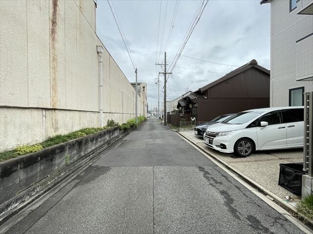 幅員約4.5mの前面道路です。車1台が余裕を持って通れる道幅です。車はスピードを控えるので事故率の軽減や歩行者も安心して通行できます。
