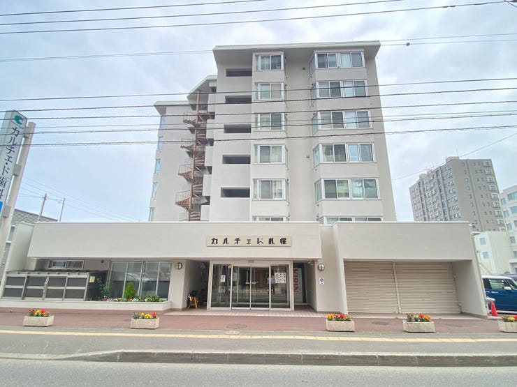 【外観】
《外観写真》
地下鉄東西線「琴似」駅 徒歩6分
JR函館本線「琴似」駅 徒歩9分
2沿線利用可能で便利な立地のマンションです。