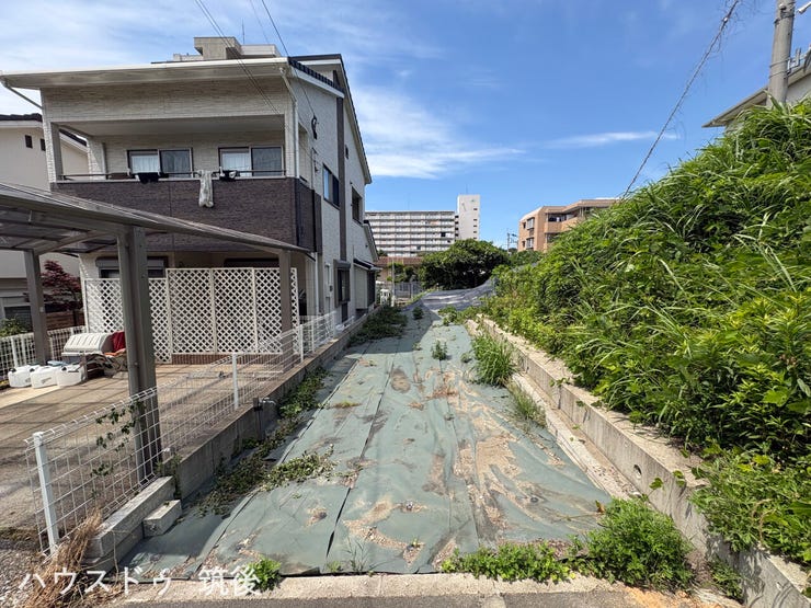【間口約3.49m】前面道路から奥へと広がる敷地です。片江小学校まで徒歩約3分と近く、子育てファミリーにもおすすめ。建築条件なしの土地ですので、ぜひ実際の現地で陽当りや広さの雰囲気をご確認下さい。