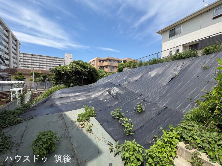 【周囲の視線が気になりにくい立地】高低差を活かした配置により、プライベート感のある暮らしを確保できます。片江小学校まで徒歩約3分、地下鉄「七隈」駅徒歩11分と、子育てにも通勤にも便利な環境です。