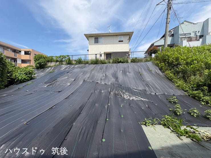【周囲の視線が気になりにくい立地】高低差があるため、プライベート感のある落ち着いた暮らしを確保できます。地下鉄「七隈」駅まで徒歩11分、片江小学校へは徒歩約3分と、毎日の生活に便利な好立地です。
