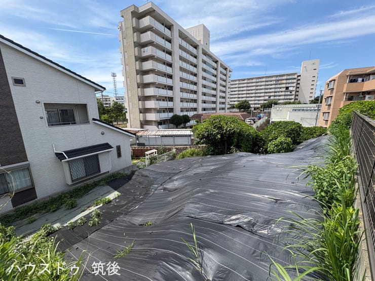 【七隈駅まで徒歩11分】毎日の通勤や通学に便利な好立地です。さらに片江小学校までは徒歩約3分とお子様の通学にも安心の距離。周囲は戸建てやマンションが立ち並び、日当たりや風通しも確保しやすい環境です。