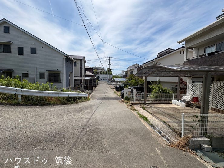 【落ち着きのある閑静な住宅街】前面道路を含め、周辺は戸建てが立ち並ぶ穏やかな環境です。地下鉄「七隈」駅まで徒歩11分、片江小学校へは徒歩約3分と、子育てファミリーにぴったりのロケーションです。