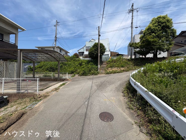 【穏やかな街並みが広がる周辺環境】前面道路を含め、現地周辺は落ち着いた住宅街となっています。片江小学校まで徒歩約3分、地下鉄「七隈」駅徒歩11分と、日々の通学や通勤にも安心・便利なロケーションです。