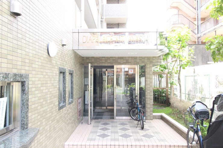 温かみと清潔感のあるエントランスです。