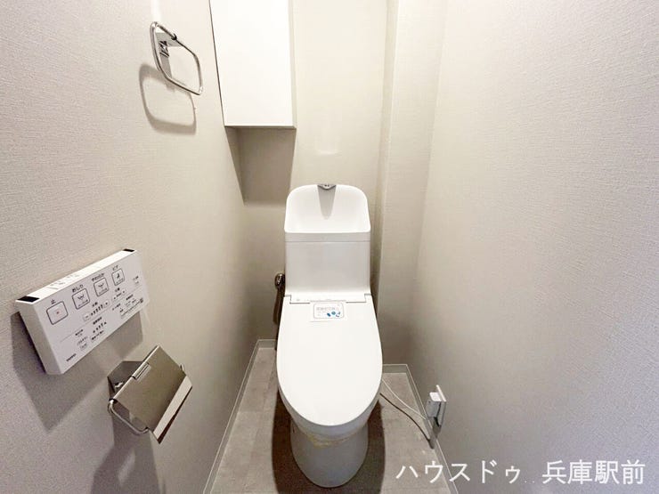 白を基調にした清潔感のあるトイレ。