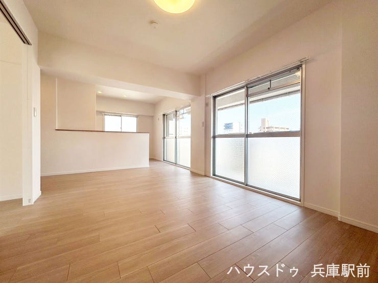 【リビング】
約15.6帖のゆとりあるLDK。大きな窓から光が差し込み、明るく開放感のある空間です。リビングとダイニングを分けてレイアウトしやすく、家具配置の自由度も高い間取りです。