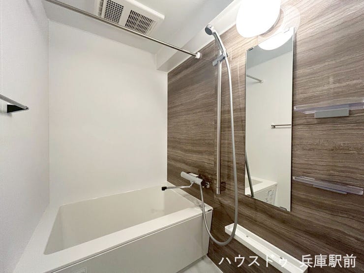 木目調アクセントパネルが印象的な、落ち着きのある浴室空間。浴室乾燥機付きで、雨の日のお洗濯やカビ対策にも便利です。