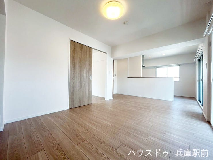 ゆとりある広さの15.6帖LDK。対面キッチンを採用しており、リビングの様子を見ながら家事ができる使い勝手の良い間取りです。
