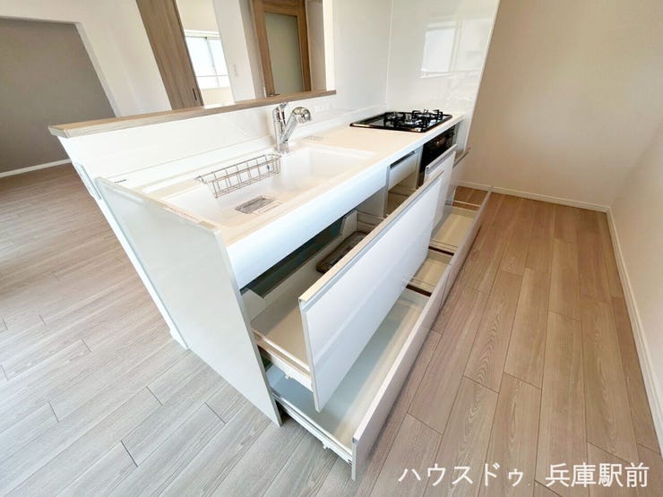 3口ガスコンロ・グリル付きのキッチン。引き出し収納を備えており、調理器具や食器もすっきり整理できます。