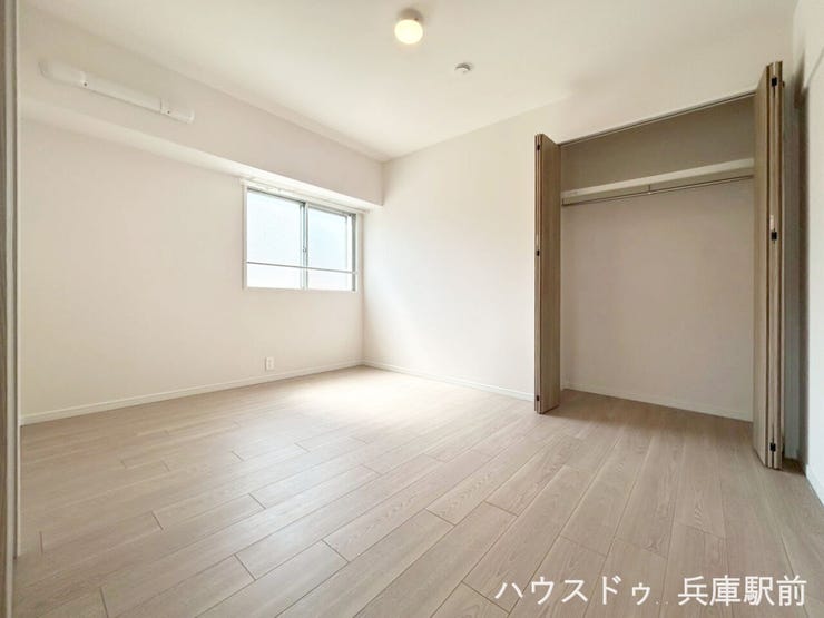 約5.5帖の洋室で、収納に便利なクローゼットを備えています。寝室や書斎など、用途に合わせて使いやすいお部屋です。