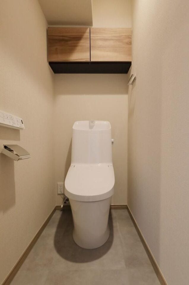 トイレは上部収納付き。日用品をすっきり片付けられる便利な仕様です。