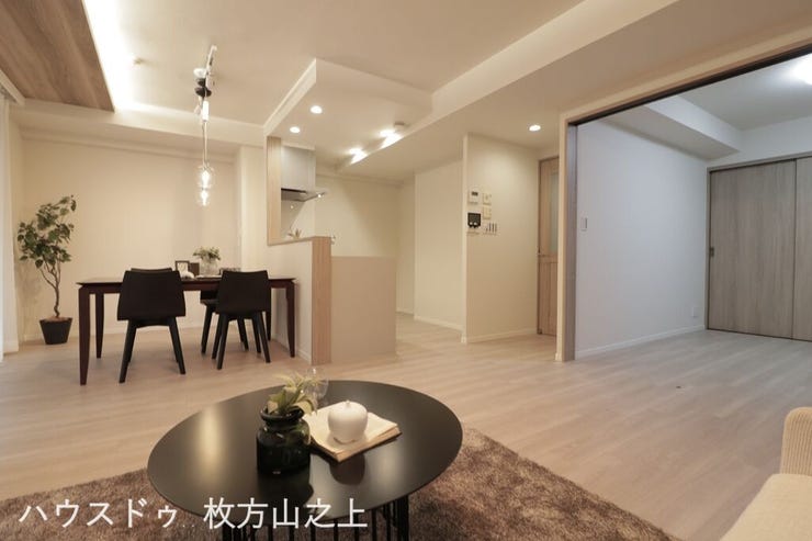 リビングと隣接する居室を一体利用できる開放的な間取りです。ライフスタイルに合わせて空間を自由に使い分けられ、広々とした住空間を実現しています。