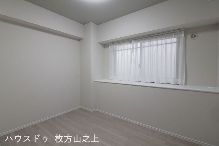 窓からやわらかな自然光が差し込む明るい洋室です。落ち着いた住空間が広がり、寝室や書斎などプライベートな時間を快適にお過ごしいただけます。