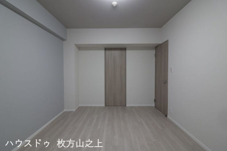 シンプルで使いやすい洋室です。家具の配置がしやすい整形空間で、主寝室や子ども部屋、書斎などライフスタイルに合わせて幅広くご活用いただけます。