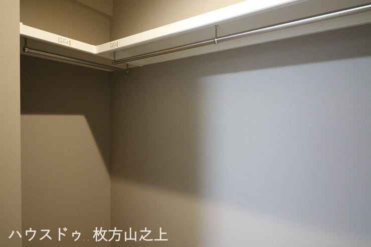 衣類はもちろん、季節用品やスーツケースなども収納できるウォークインクローゼットです。収納力が高く、お部屋をすっきりと保ちながら快適にお住まいいただけます。