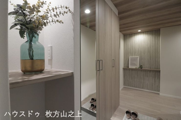 ゆとりある玄関ホールが住まいに上質な印象を与えます。収納スペースも備えており、すっきりとした空間を保ちながら来客を気持ちよく迎えられます。