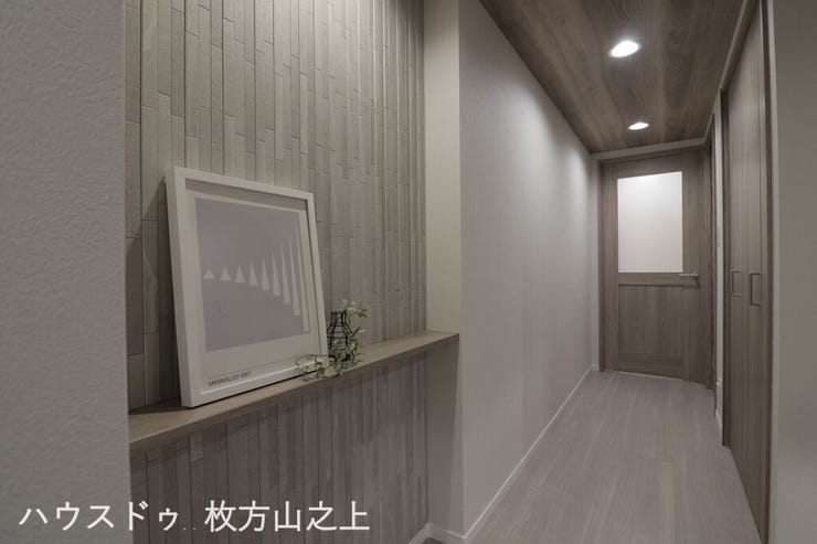 デザイン性のあるアクセントクロスが印象的な廊下です。落ち着いた雰囲気の内装が住まい全体の質感を高め、毎日の暮らしに心地よさを演出します。