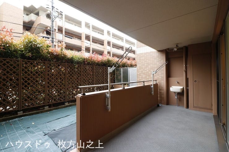 プライバシーに配慮されたテラス空間です。採光や通風にも優れ、戸建て感覚でお使いいただける開放的なスペースとなっています。