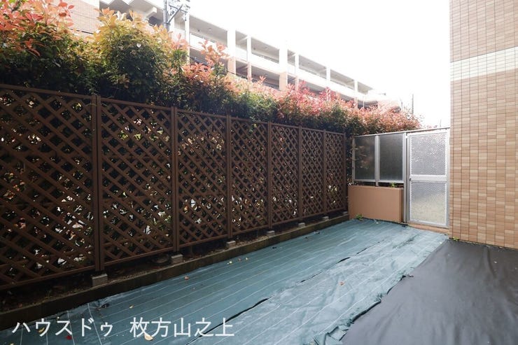 戸建て感覚で利用できる専用庭付きです。ガーデニングや家庭菜園、お子さまの遊び場など、多彩な用途でお楽しみいただける開放的な空間です。