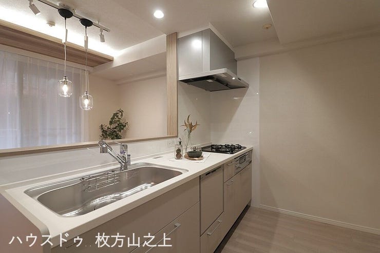 リビングを見渡せる対面式キッチンを採用。調理スペースや収納も確保されており、家族との会話を楽しみながら快適にお料理ができる使い勝手の良い空間です。