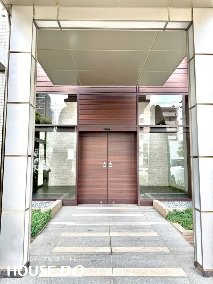 重厚な木目調の自動ドアが迎えるホテルライクなエントランス。ゲストを招く際も誇らしい顔となるグレードの高い共用部です。