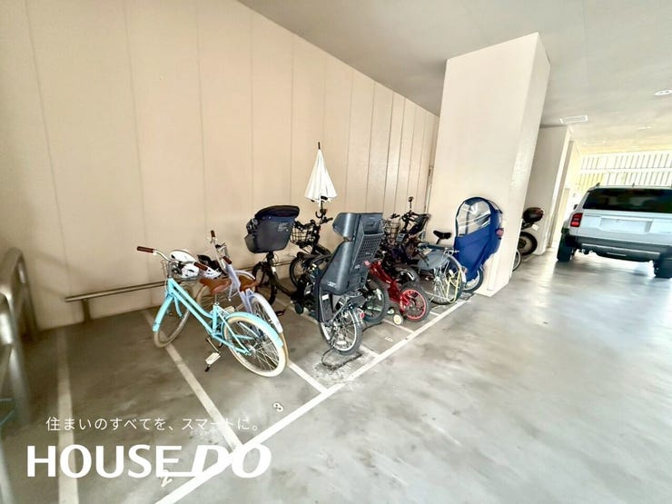 屋根付きの駐輪場を設置。雨天時も自転車が濡れずに保管でき、通勤・通学や買い物など日常の移動に便利です。