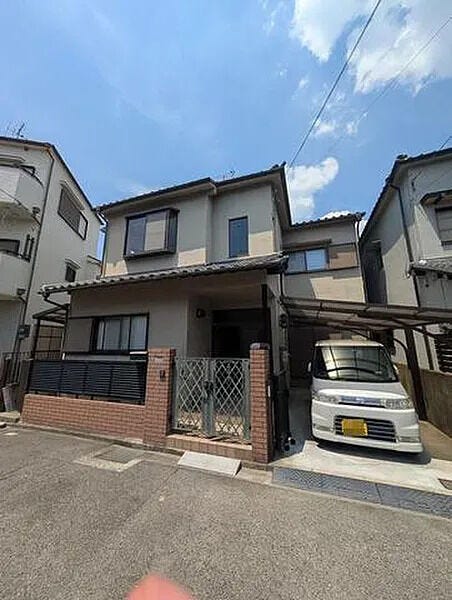 【外観】
モダンな外観とカースペースを完備。快適なガレージライフを叶える邸宅。