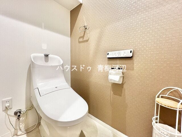 トイレ:白を基調としたウォシュレット付きのトイレです。
