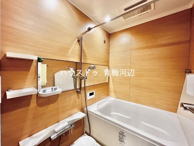 浴室:壁の色がオシャレな空間を演出してくれる浴室です。シャンプーなどを置いておく棚もあります。