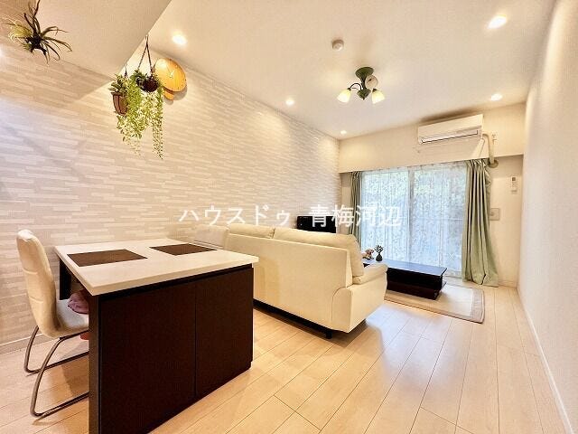 リビング:大きめのからたっぷりと日差しを入れてくれます。優しい色合いのフローリングはどんな家具とも相性が良いですね。