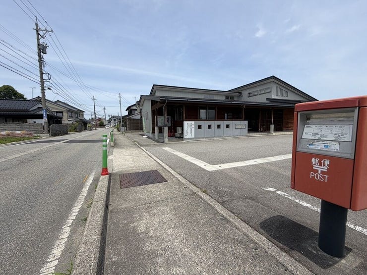 向かいは公民館!ポストもあるので郵便物の発送時に便利( ^)o(^ )