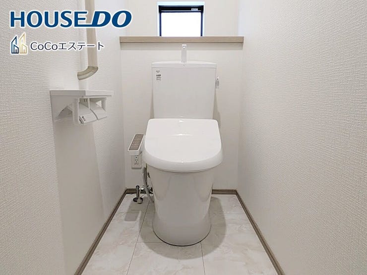 □■トイレ■□
温水洗浄便座付きトイレ♪
冬場や冷え込む時期にもお尻を温かく快適に保ちます。
また、汚れにくく掃除しやすい設備です。