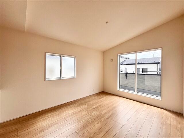 9.3帖洋室:広々としたお部屋なので、ご夫婦の寝室としてもお使いいただけそうです。南側の窓から日差しが入りプライベートの時間も気持ちよく過ごすことができそうです。