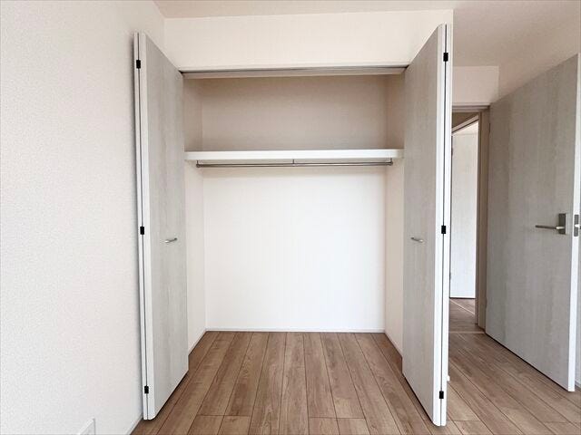 5帖洋室:収納がしっかりあるので、お部屋を広くお使いただけます。小物なども収納できるのでレイアウトも楽しむことができそうです。