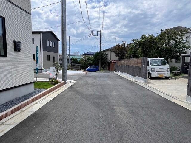 【南側 前面道路】幅員約4.5mの前面道路です。車がすれ違うには厳しい道幅ですが、車はスピードを抑えて走行するので、お子様にも安全な道幅となっています。