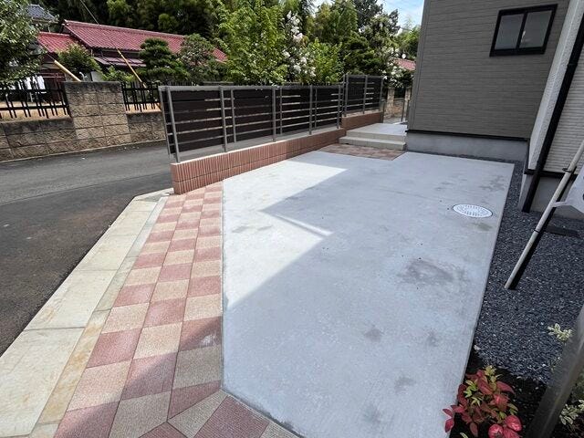 駐車場:舗装された駐車場です。2台停めて頂くことが出来ます。