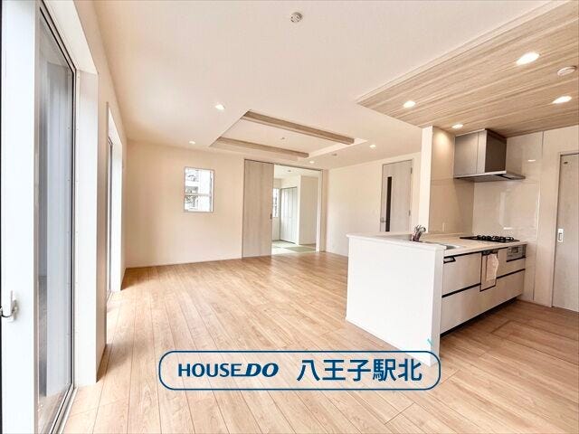 【リビング】
リビング:ご家族の憩いの場♪一緒にテレビを観たり食事をしたり、同じ時間を共有できる温かい空間となります♪