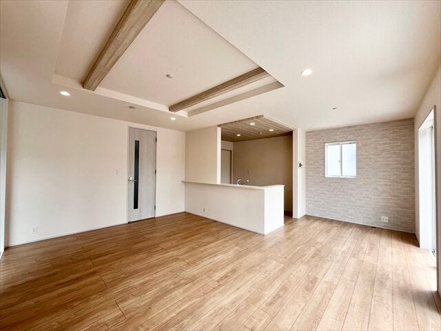 リビング:優しい色合いのフローリングはどんな家具とも相性が良いですね。家族のくつろぎの空間になりそうです。