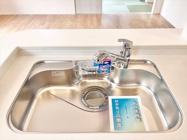キッチン:錆びや汚れに強いステンレス製のシンクで毎日のお手入れも簡単お手入れも簡単♪奥行きがあるので大きなフライパンなども洗いやすいです。