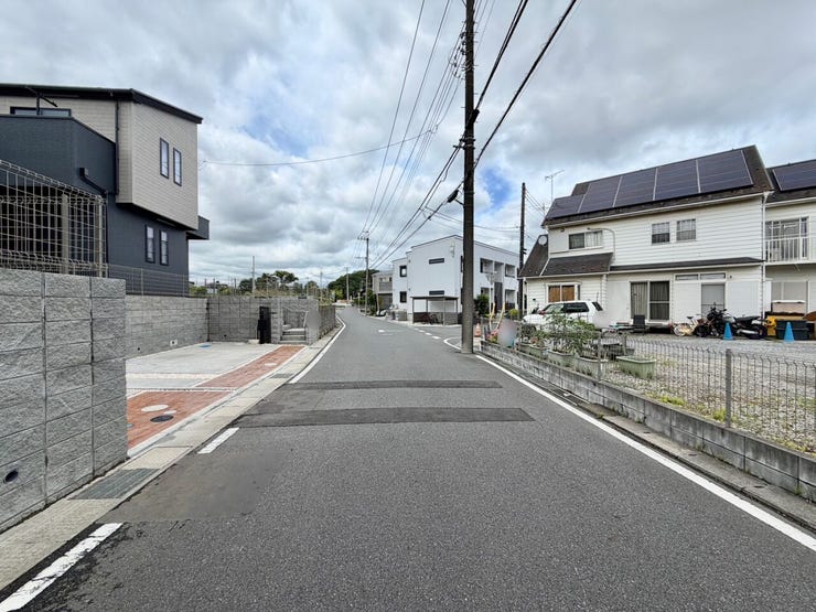 前面道路は約6mで駐車もラクラク♪