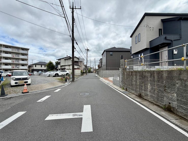 周辺は閑静な住宅街!見通しが良い道路です!