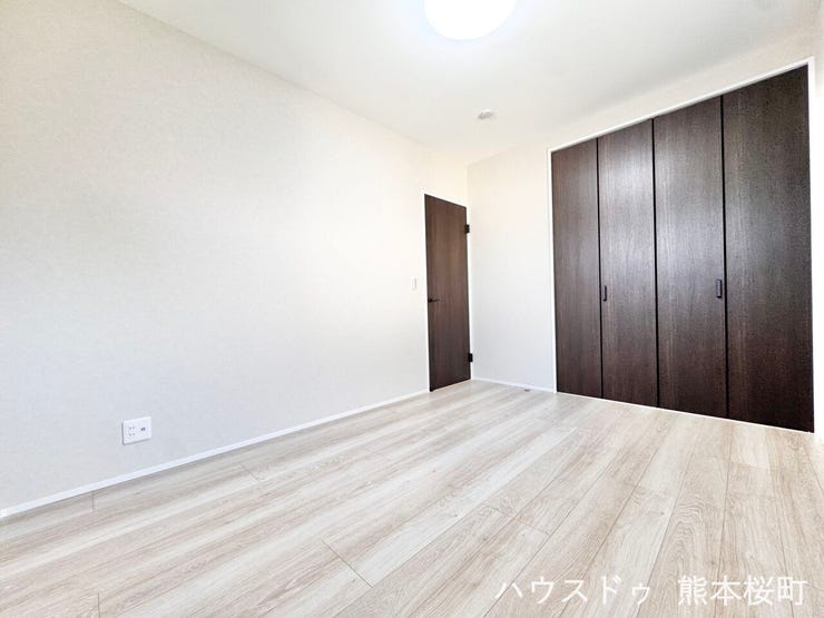 ■2階6帖洋室■心からリラックスできる静けさ、上質な眠りで、毎日をリセットします。明日への活力を養う空間です。