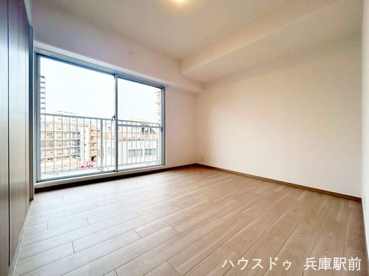 陽当たりの良い、クローゼット付きの約5.7帖洋室。