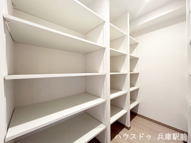 収納棚を豊富に備えた納戸(サービスルーム)。日用品や季節物の収納など、幅広く活用できます。