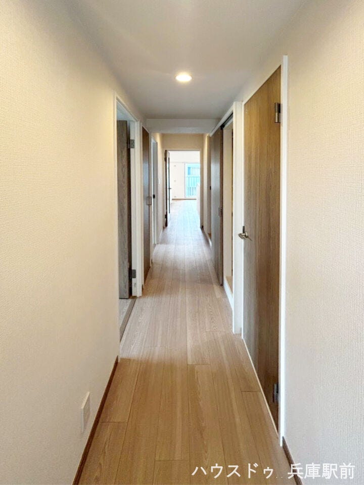 木目調の床がやさしい印象の、すっきりとした廊下です。