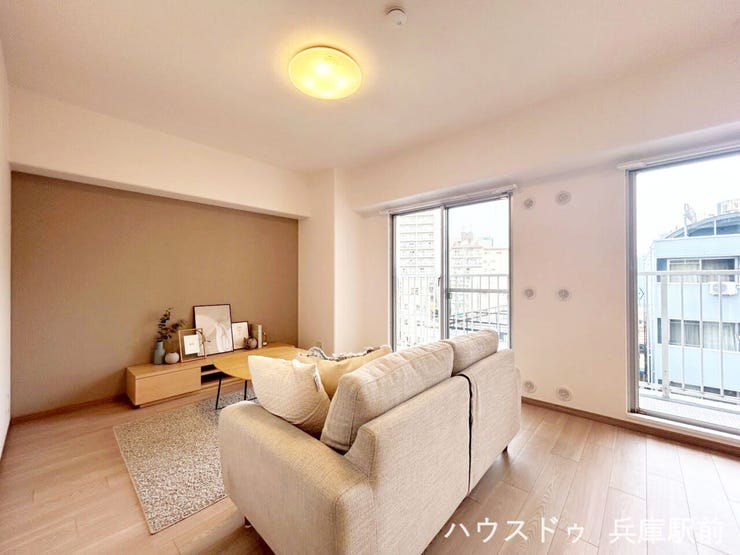 温かみのある壁紙の色合い。家具の配置もしやすいリビング空間です。