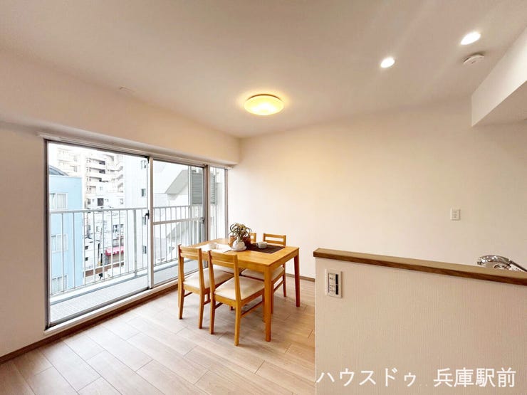 バルコニーに面した明るいダイニング。開放感があり、心地よい食事時間を過ごせます。