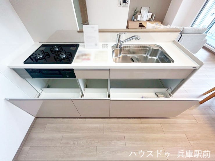 対面式キッチンでリビングを見渡せる開放的な空間。収納も豊富で使い勝手良好です。
